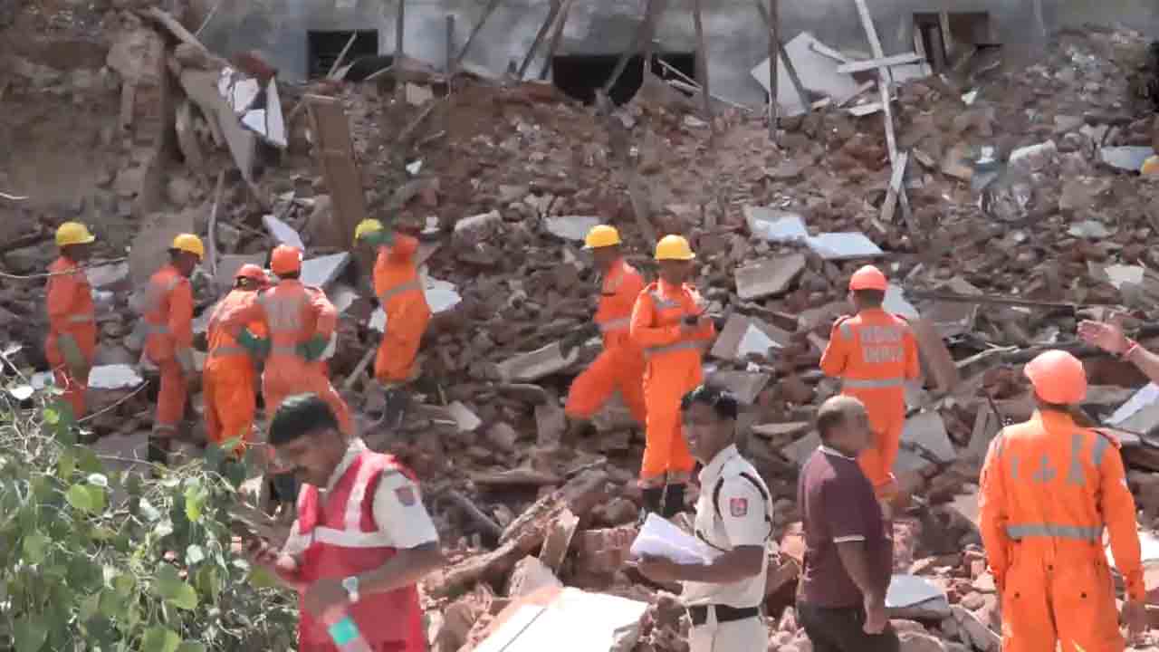 Building collapse | ఒక్కసారిగా కుప్పకూలిన భవనం.. ముగ్గురు దుర్మరణం