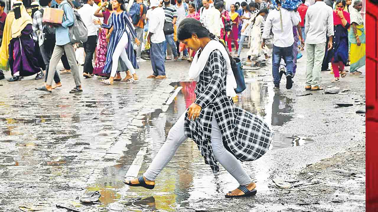 కూర్చోలేం.. నిల్చోలేం