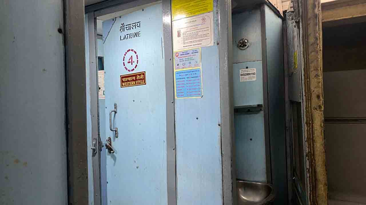 Indian Railways | రైళ్ల టాయిలెట్స్‌లో నీళ్లు రావట్లేదు.. ఒక్క ఏడాదిలోనే లక్ష ఫిర్యాదులు