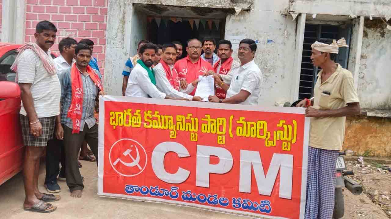 ఆదివాసీ ప్రాంతాల్లో రోడ్లు, బ్రిడ్జిలు నిర్మించాలని కొనసాగుతున్న దీక్షలు