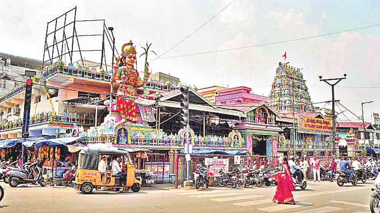 కదలడు.. వదలడు