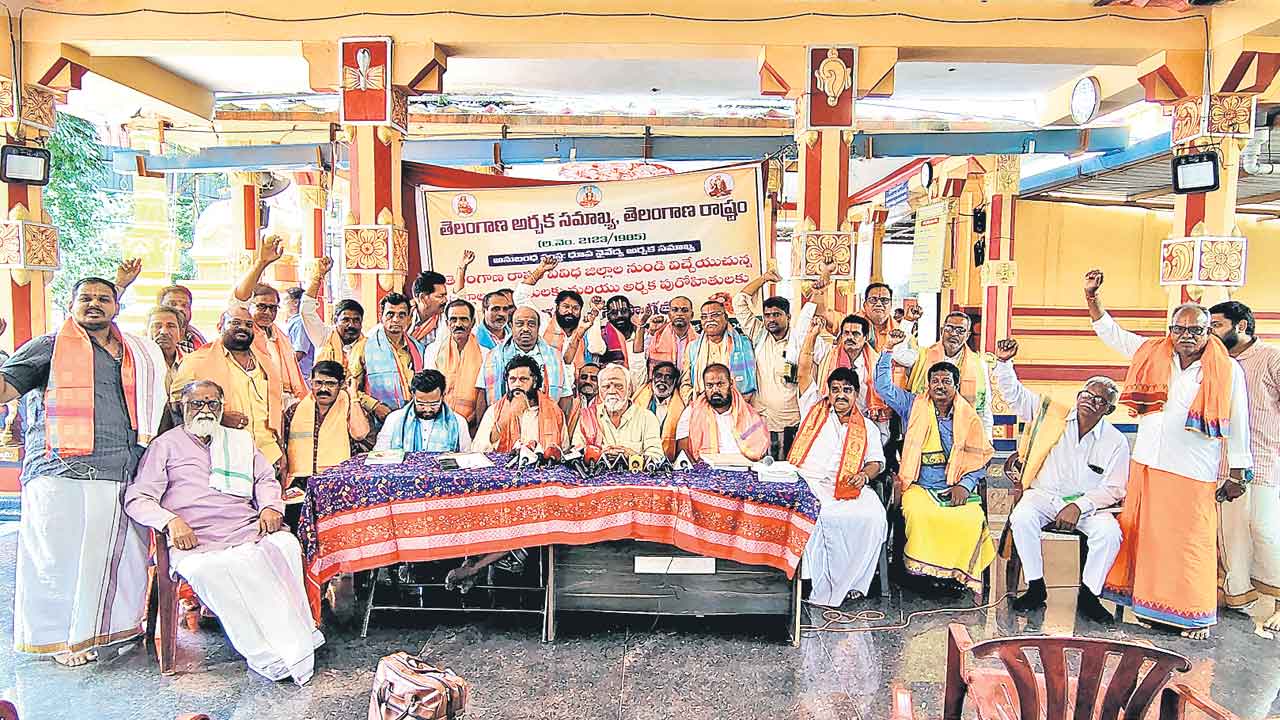 అర్చకుల సమస్యలను పరిష్కరించాలి