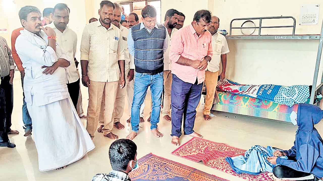 విషజ్వరాలు ప్రబలుతున్నా పట్టించుకోరా?