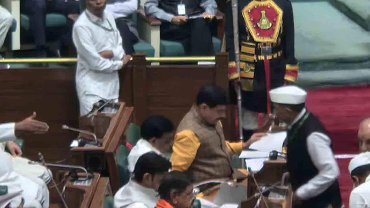 Chaos In Madhya Pradesh Assembly | మధ్యప్రదేశ్ అసెంబ్లీలో గందరగోళం..   మంత్రి రాజీనామాకు ప్రతిపక్షాలు డిమాండ్