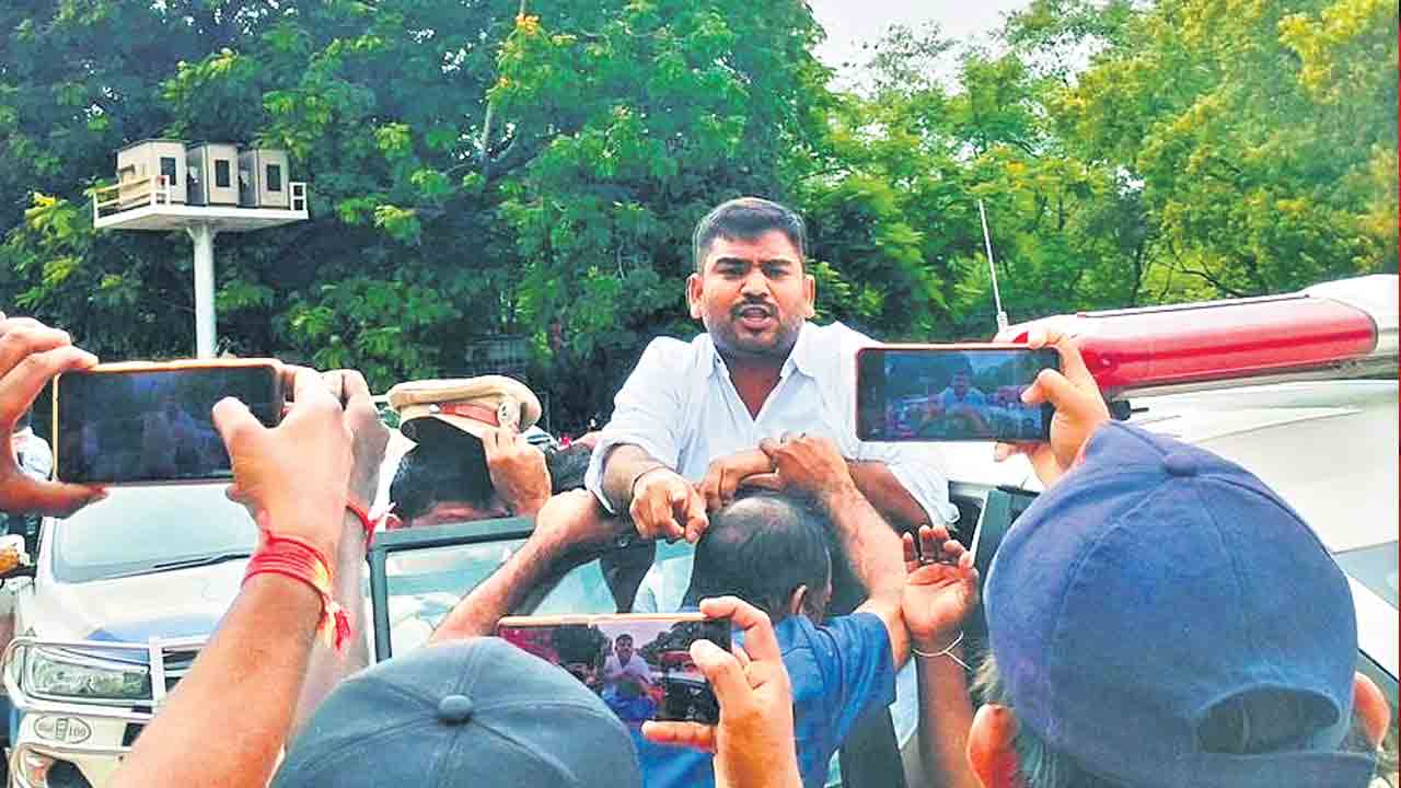 సీఎం.. ఏ ముఖం పెట్టుకొని ఓయూకు వస్తవ్‌