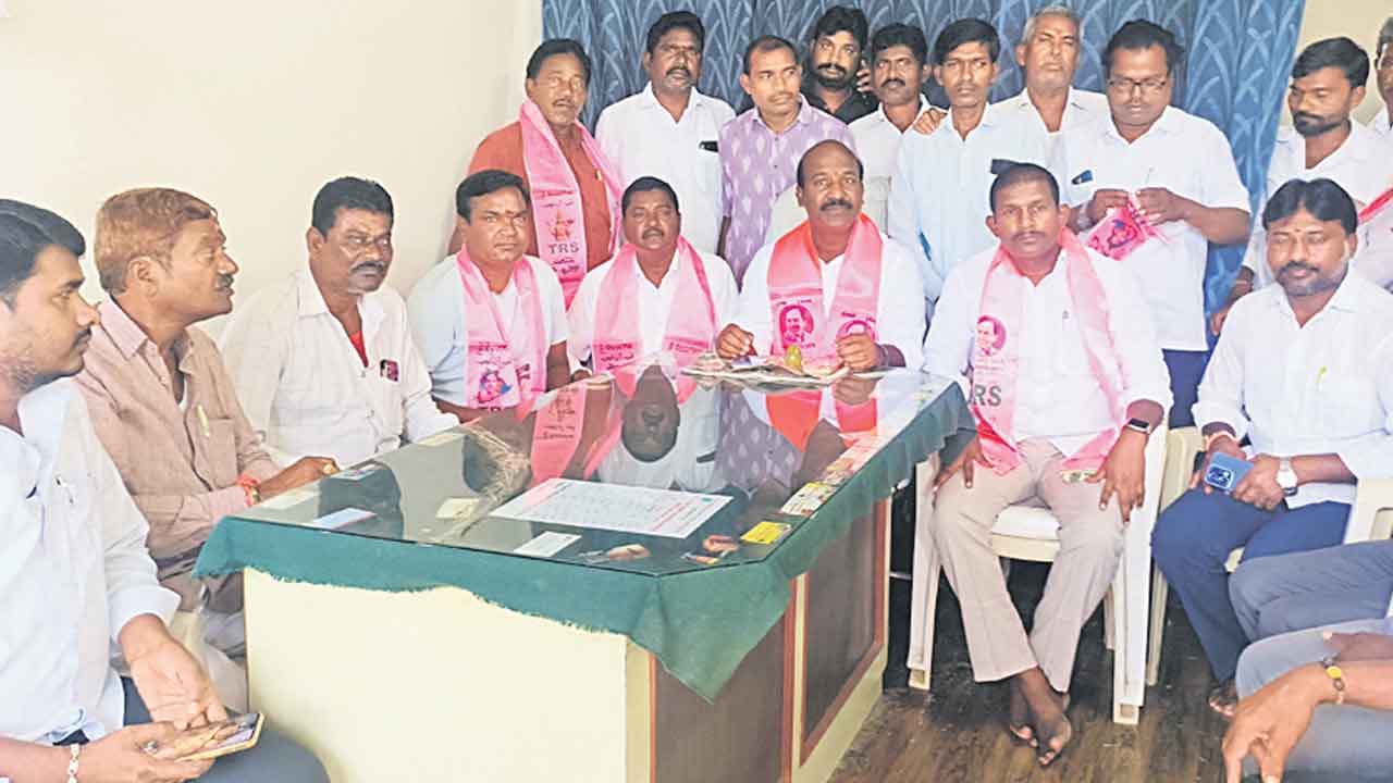 రాజకీయాలకు అతీతంగా అభివృద్ధి నిధులు ఖర్చు చేయాలి