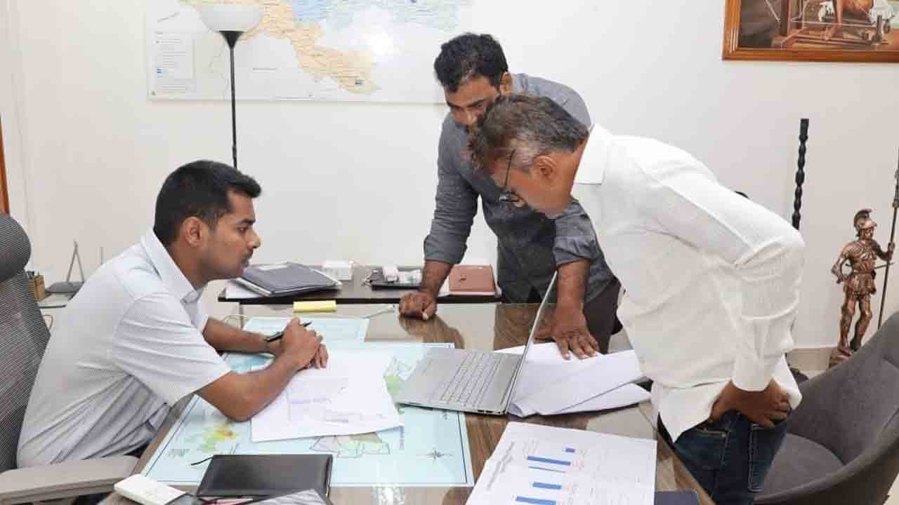 అభివృద్ధి పనులను వేగవంతం చేయండి