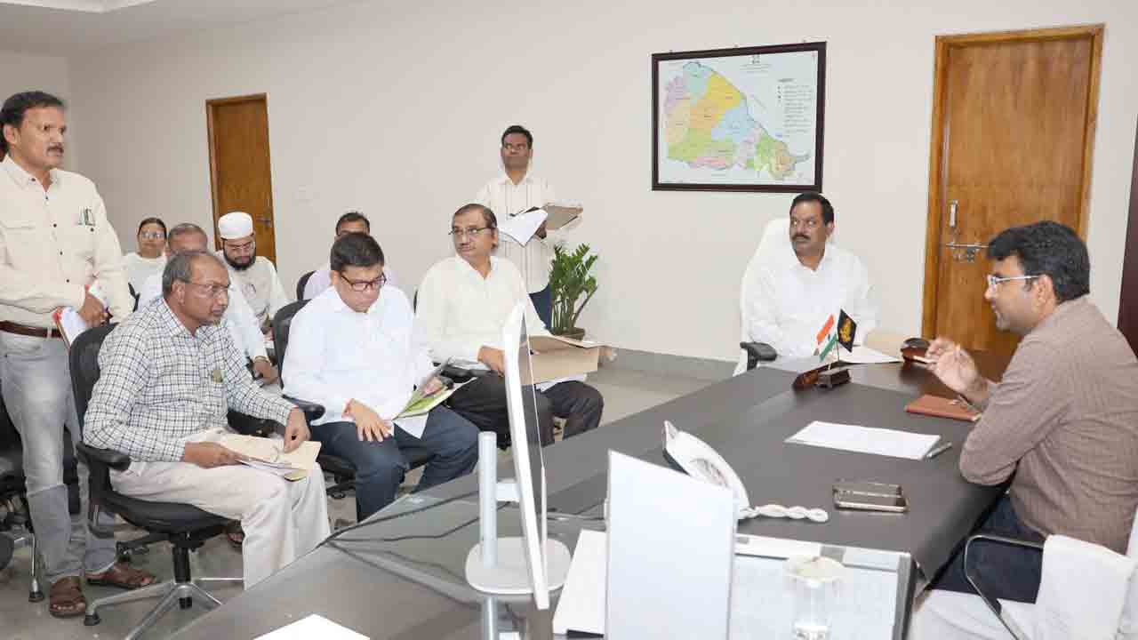 Double bedrooms | డబుల్ బెడ్ రూమ్ ఇండ్లను అన్ని హంగులతో సిద్ధం చేయాలి : జిల్లా కలెక్టర్ బీఎం సంతోష్