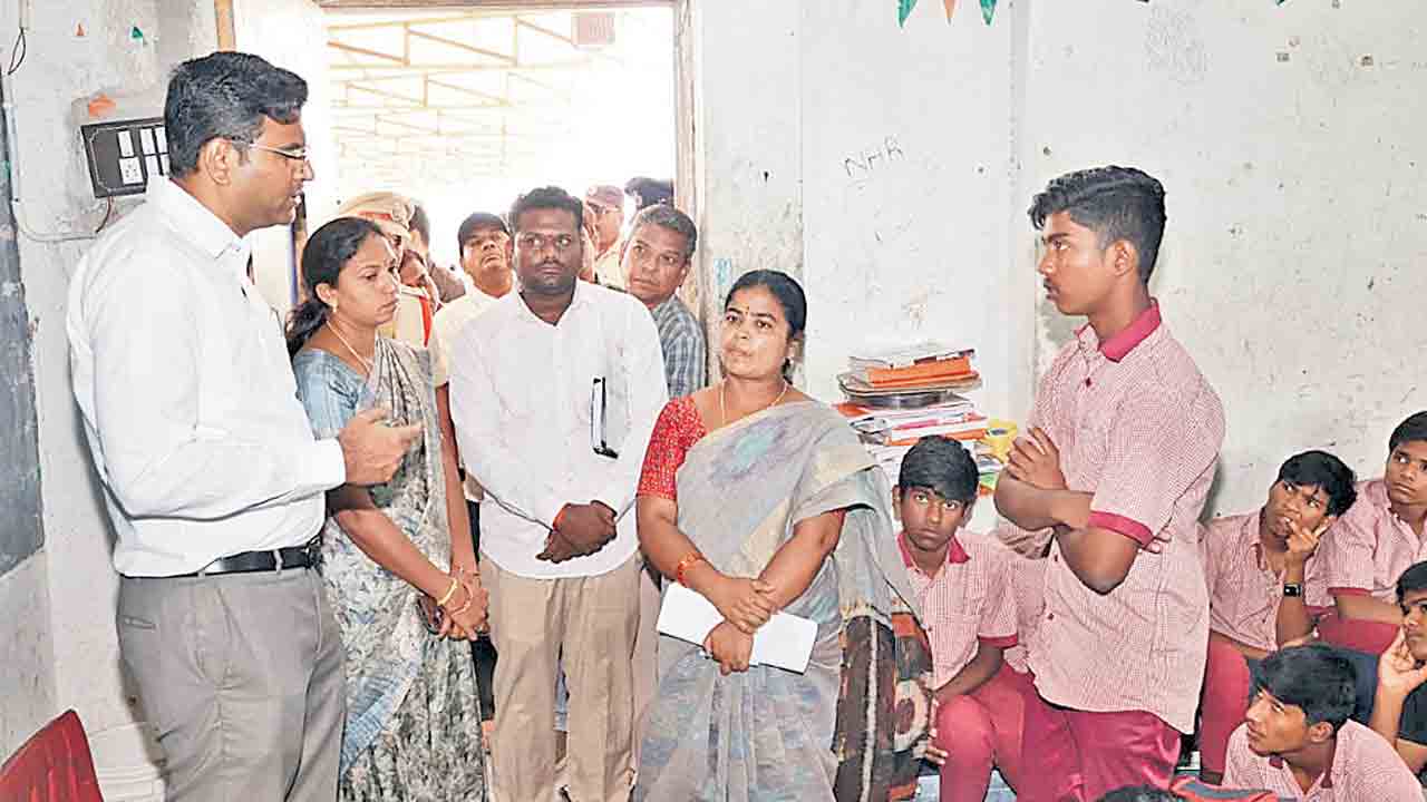 డిప్యూటీ వార్డెన్‌, సూపర్‌వైజర్‌ సస్పెన్షన్‌