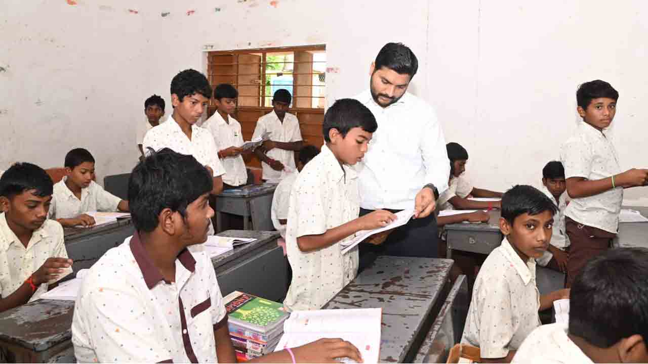 Special attention | విద్యా, ఆరోగ్యంపై ప్రత్యేక శ్రద్ధ సారించాలి: ఉపాధ్యాయులు, వార్డెన్లకు కలెక్టర్‌ ఆదేశాలు