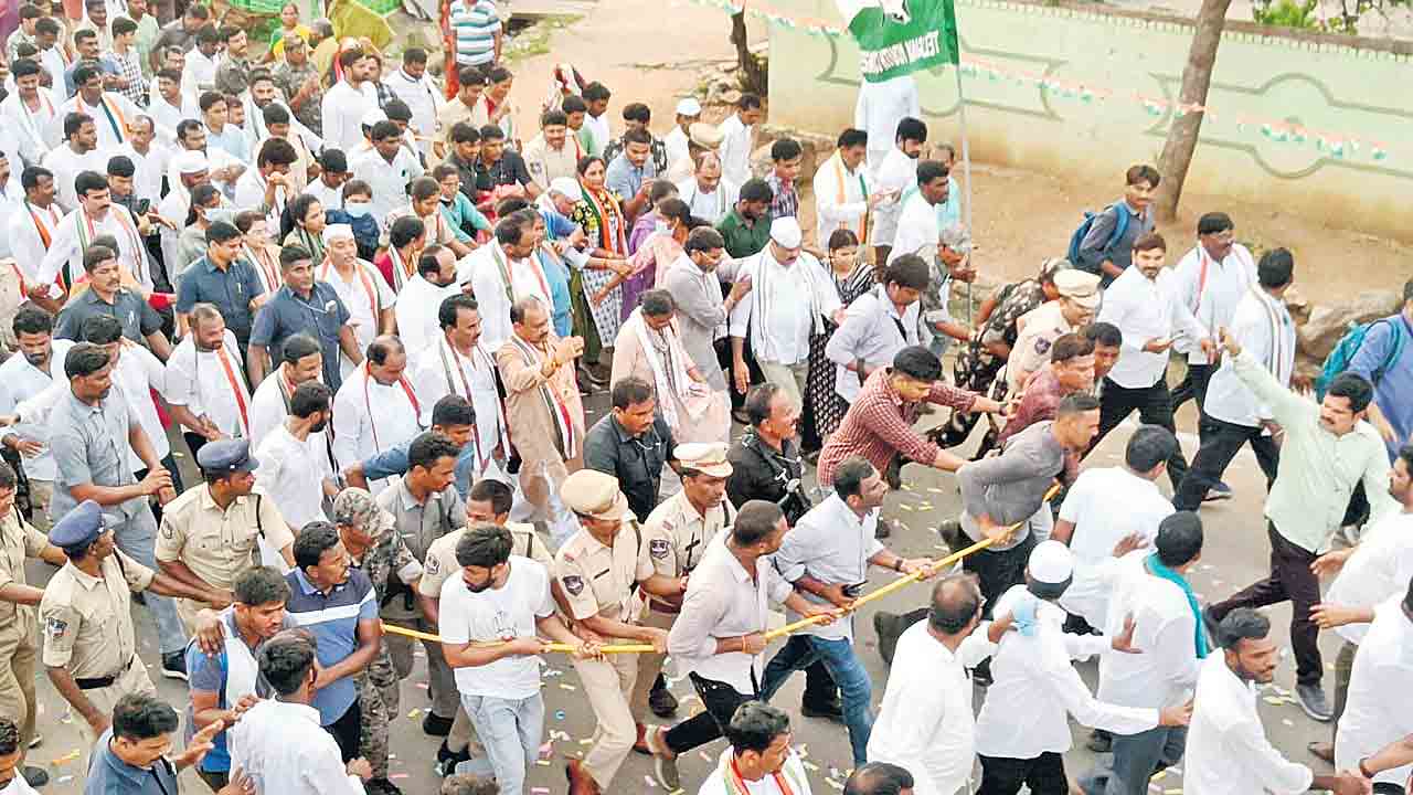 జనాన్ని రానివ్వని ‘జనహిత యాత్ర’