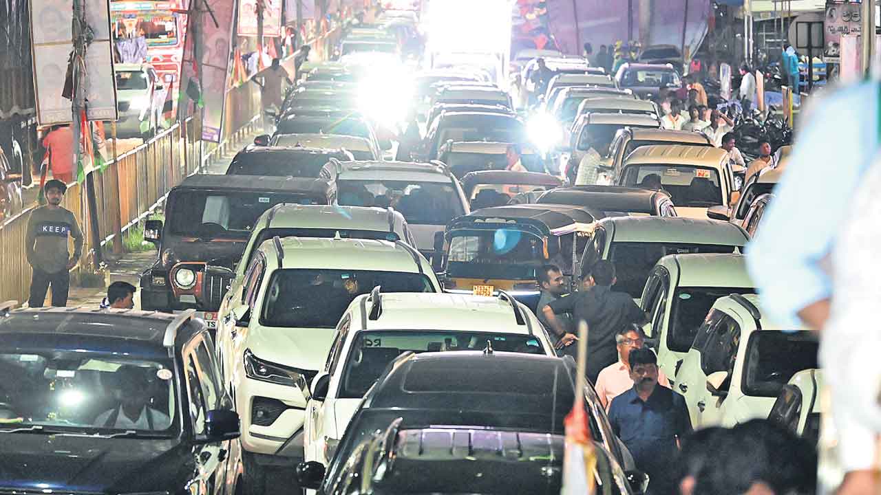 కాంగ్రెస్‌ పాదయాత్ర.. ట్రాఫిక్‌ యాతన