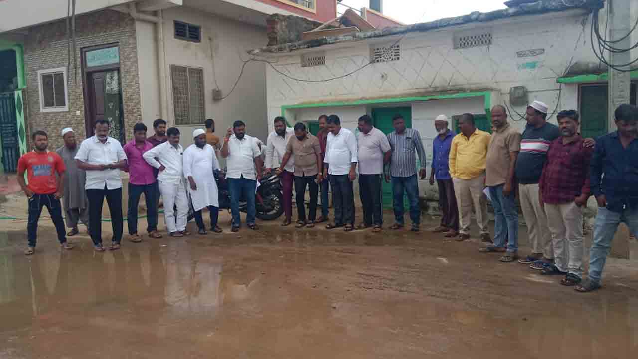 Congress Leaders | కాంగ్రెస్ నాయకులు తిరగడమేనా.. ప్రజలను పట్టించుకునేది ఏమైనా ఉందా..?