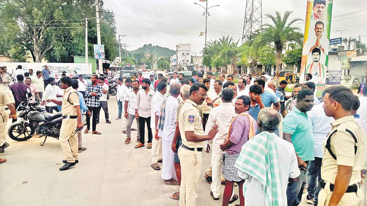 కాంగ్రెస్‌ నాయకుడి తీరుపై ఆగ్రహం