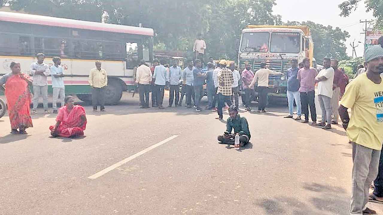 ఇందిరమ్మ ఇల్లు రాలేదని దంపతుల ఆత్మహత్యాయత్నం