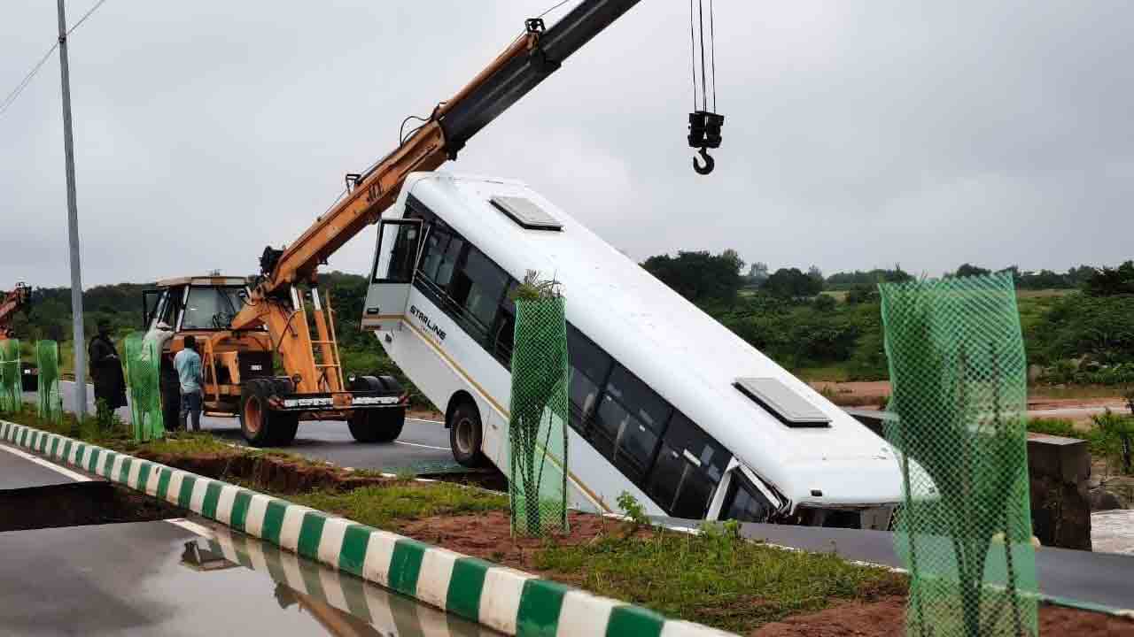 Crain Lifting Bus