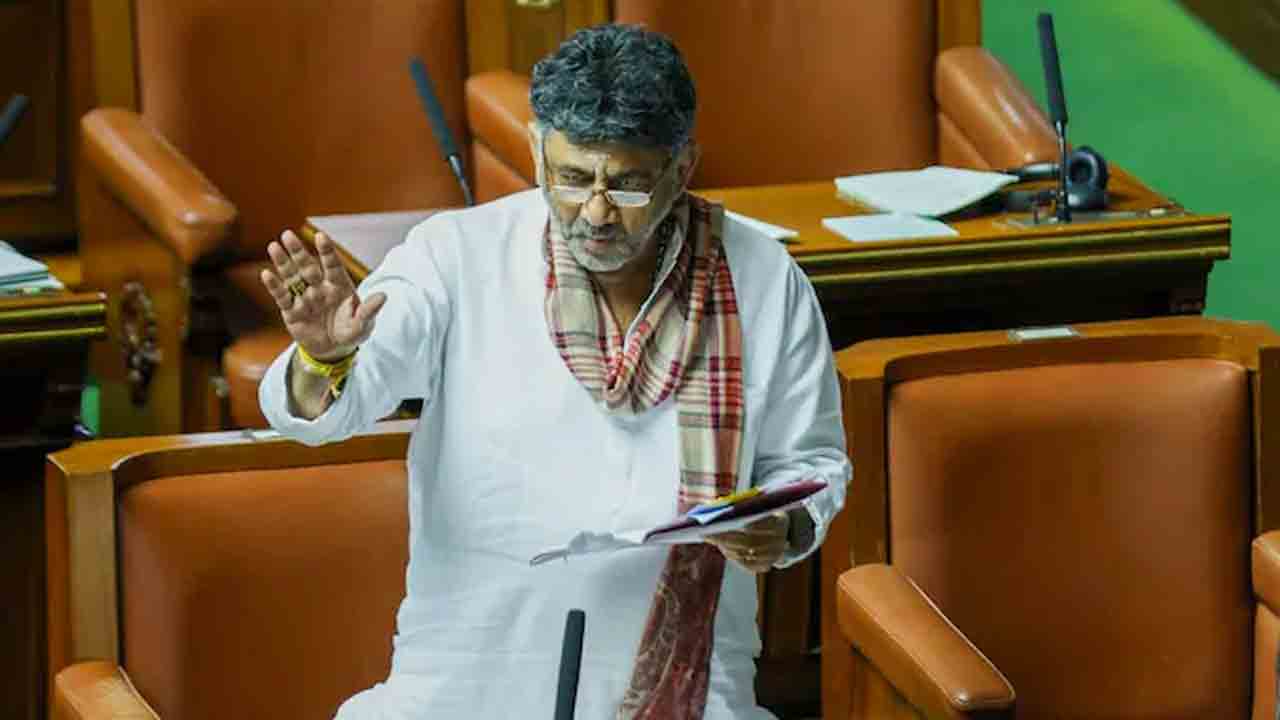DK Shivakumar | అసెంబ్లీలో ఆర్‌ఎస్‌ఎస్‌ గీతాన్ని ఆలపించిన డీకే శివకుమార్‌.. బీజేపీలోకి వెళ్తున్నారా..?