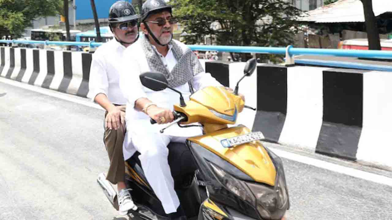 DK Shivakumar | ఫ్లైఓవర్‌పై స్కూటి నడిపిన డీకే శివకుమార్.. ఆ బైక్‌పై రూ.18,500   ట్రాఫిక్ చలాన్లు