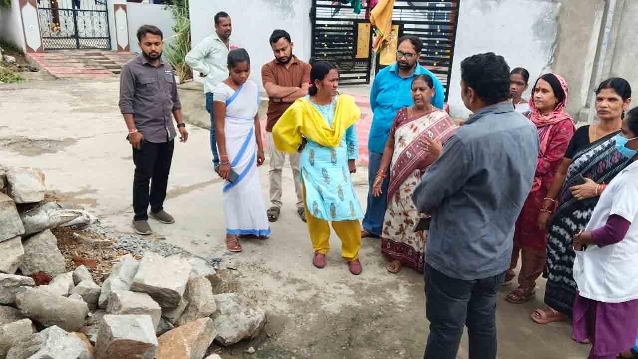 DPO Janaki Devi | ఈగలు అధికంగా ఉన్నాయంటూ ఫోన్.. గ్రామాన్ని సందర్శించిన డీపీఓ దేవకీదేవి