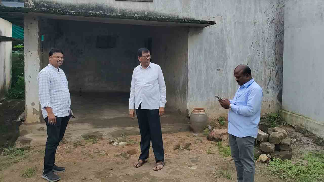 DPO Venkateswar Rao | పారిశుధ్యంపై నిర్లక్ష్యం వహిస్తే కఠిన చర్యలు  : డీపీవో వెంకటేశ్వర్ రావు