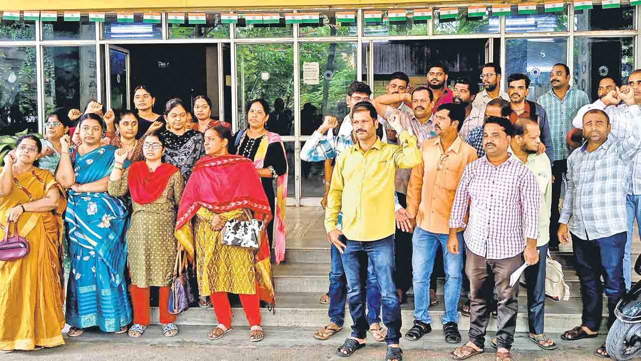 మమ్ములను రోడ్డున పడేస్తరా?