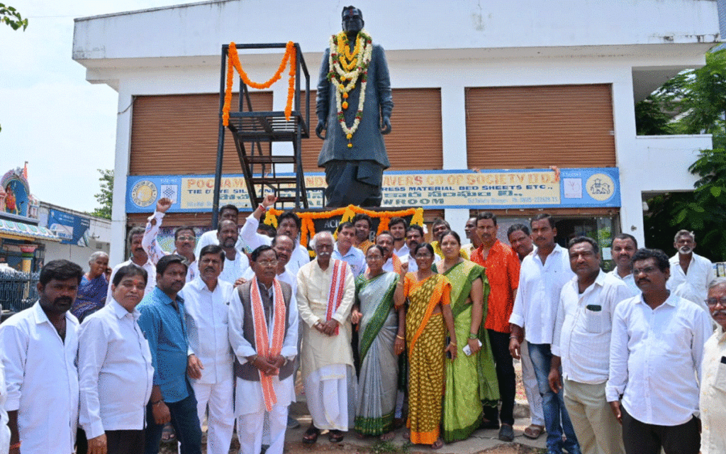 Bhoodan Pochampally : చేనేత క్లస్టర్ డెవలప్‌మెంట్ సెంటర్ ఏర్పాటుకు కృషి : బండారు ద‌త్తాత్రేయ‌