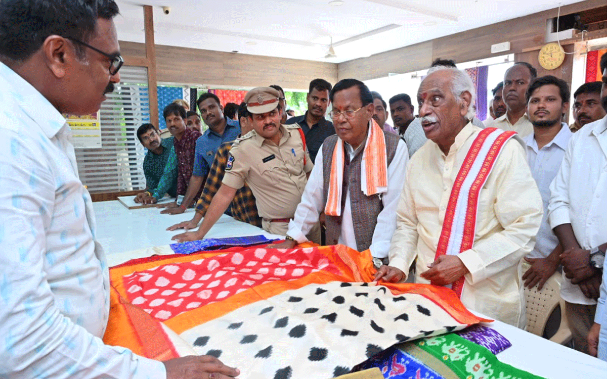Bhoodan Pochampally : చేనేత క్లస్టర్ డెవలప్‌మెంట్ సెంటర్ ఏర్పాటుకు కృషి : బండారు ద‌త్తాత్రేయ‌