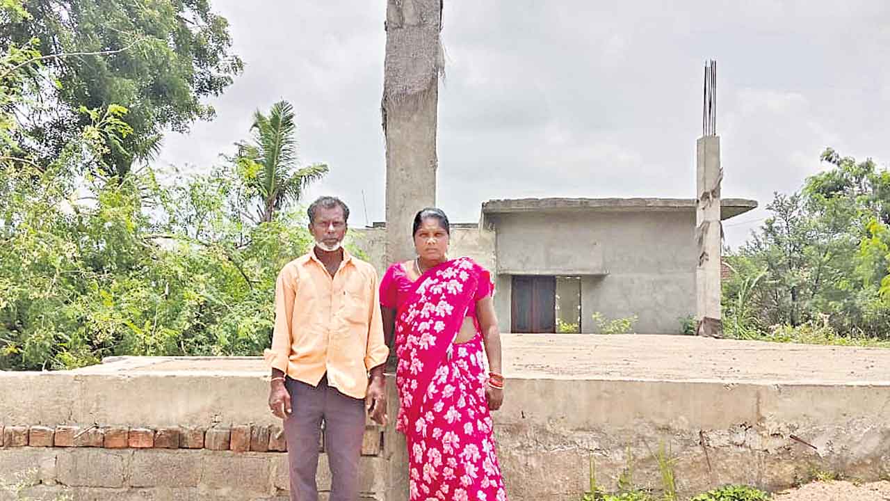 Indiramma Illu | ఉన్న ఇల్లు కూల్చుకున్నాక.. ఇందిరమ్మ ఇల్లు లేదన్నరు