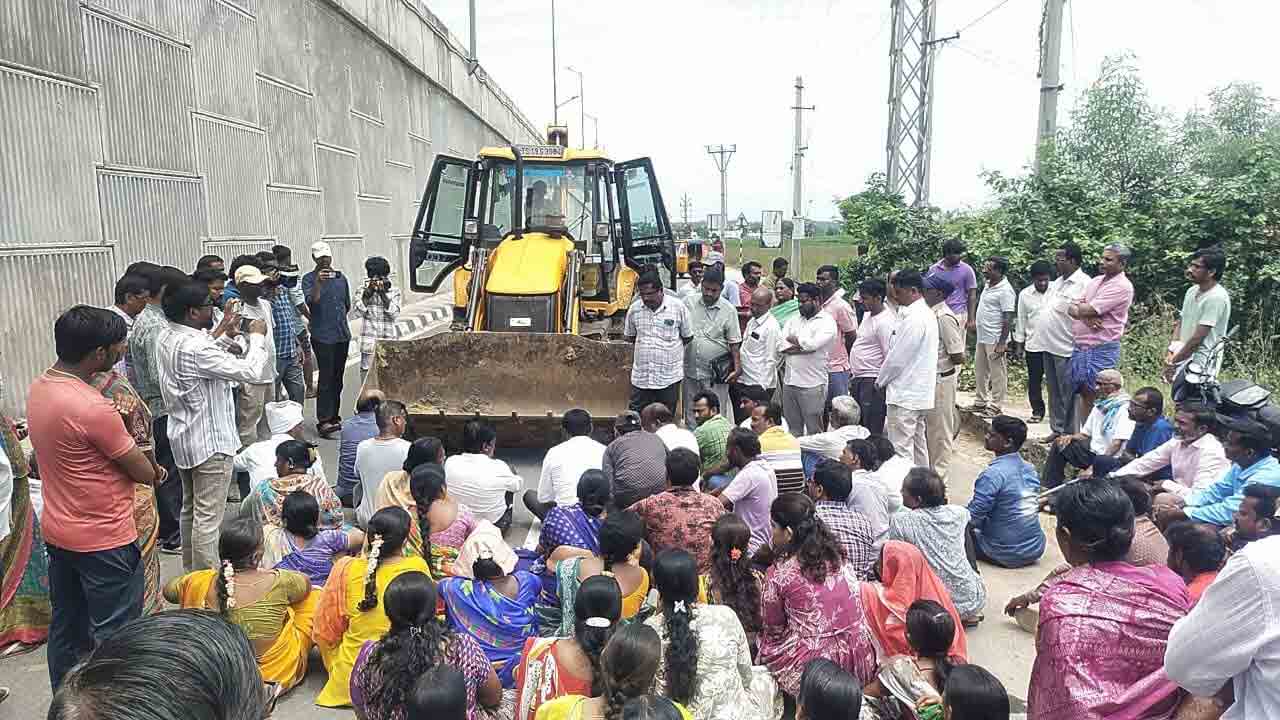 Court orders | కోర్టు ఆదేశాలతో ఇళ్ల నిర్మాణాల కూల్చివేతలకు యత్నం.. అడ్డుకున్న ఇళ్ల యాజమానులు, స్థానికులు