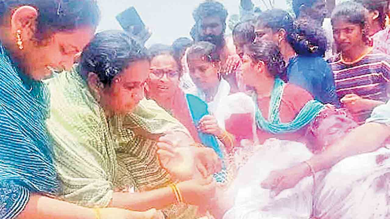 తమ్ముడూ ఒక్కసారి లేవరా!.. కన్నీటితో చివరి రాఖీ కట్టిన అక్క