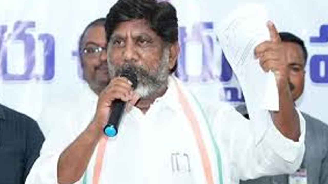 సివిల్స్‌ అభయహస్తం చెక్కుల పంపిణీ