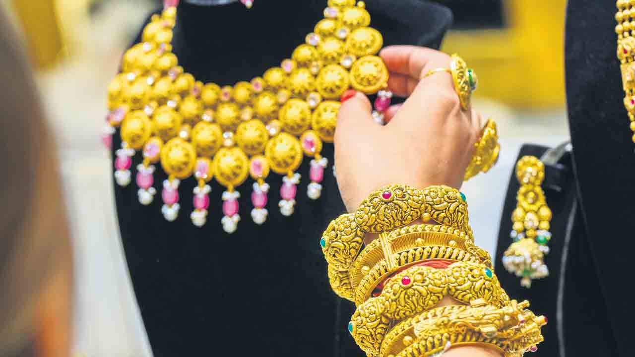 ఆకాశమే హద్దుగా బంగారం.. చారిత్రక గరిష్ఠ స్థాయికి చేరుకున్న ధర