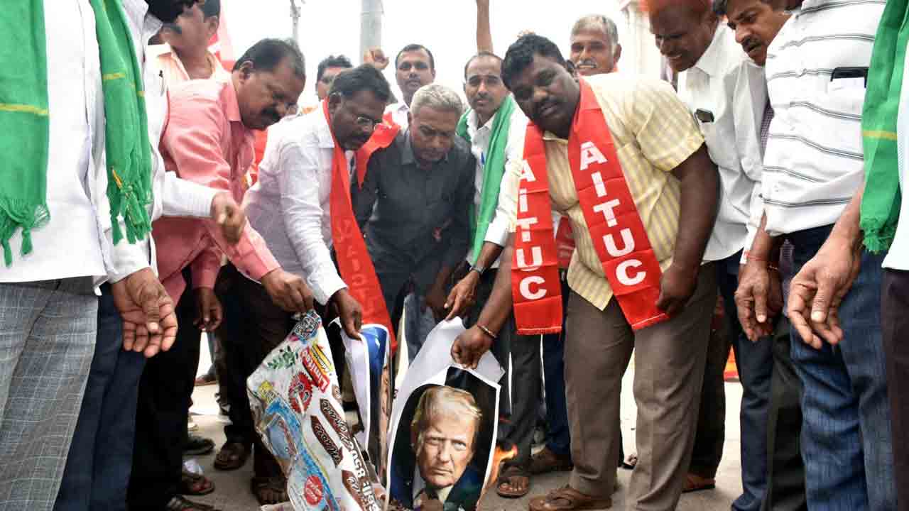 Donald Trump | అమెరికా అధ్యక్షుడు డొనాల్డ్ ట్రంప్ దిష్టిబొమ్మను దగ్ధం చేసిన రైతు సంఘాలు