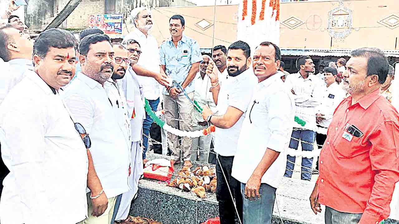 త్రివర్ణ పతాక రెపరెపలు.. జిల్లా వ్యాప్తంగా ఘనంగా స్వాతంత్య్ర వేడుకలు