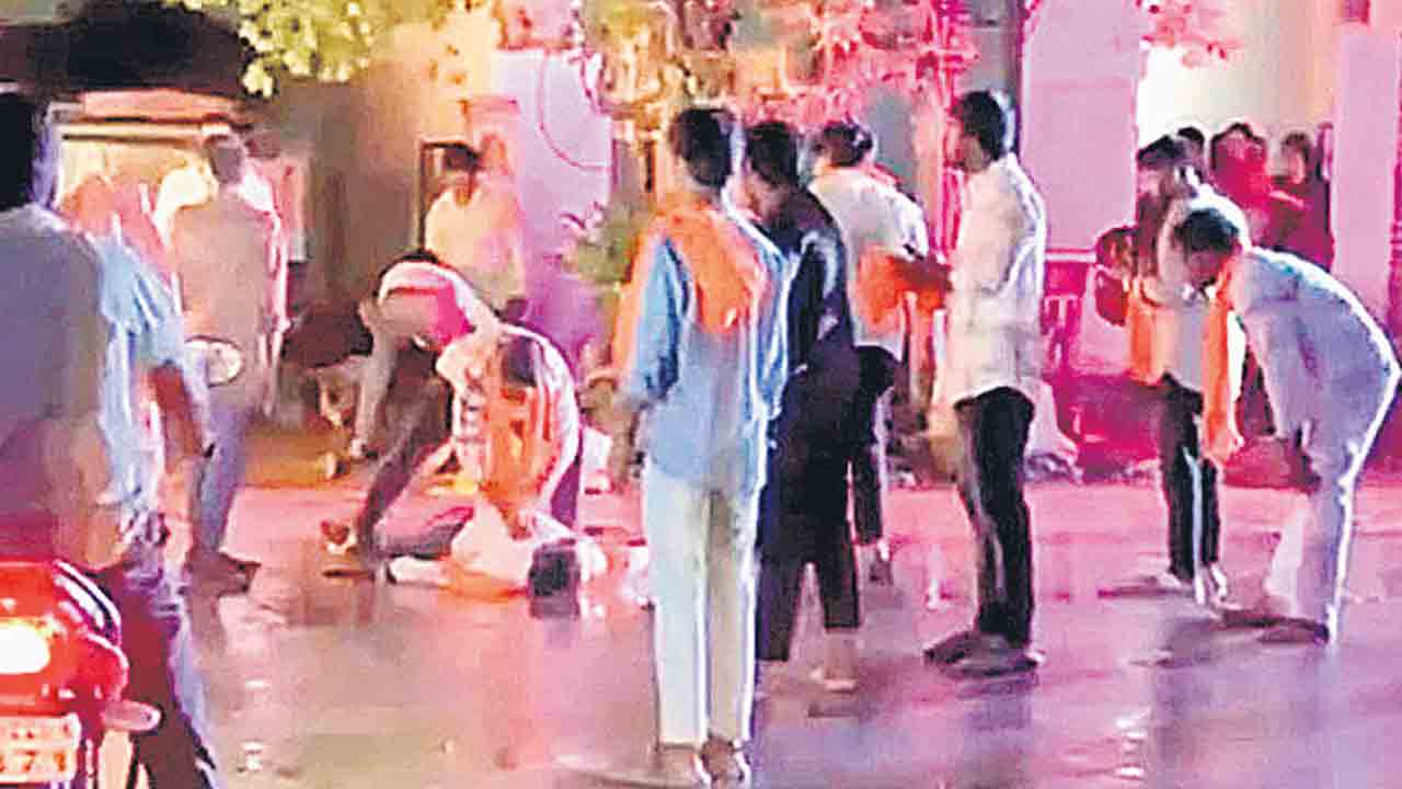 కరెంట్‌ షాక్‌తో ఐదుగురు మృతి.. వేలాడుతున్న విద్యుత్తు తీగలు తగిలి ప్రమాదం