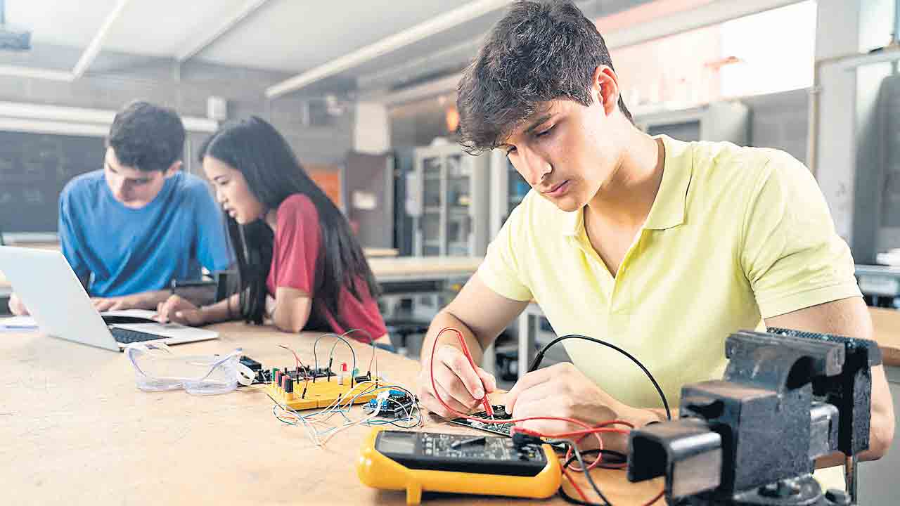 ఇంజినీరింగ్‌కు తగ్గని ఆదరణ.. ఏఐ, లేఆఫ్‌లతోనూ మారని ట్రెండ్‌.. ఏటేటా పెరుగుతున్న అడ్మిషన్లు