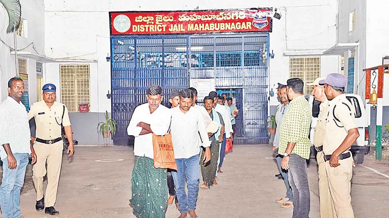 బేడీల వలతో ఎన్నాళ్లు ఏలుతరు?