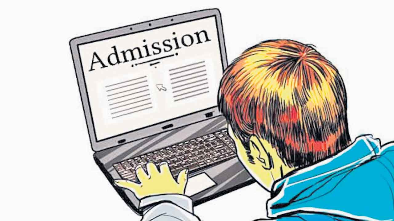 సర్కార్‌ కాలేజీల్లో ఫేక్‌ అడ్మిషన్స్‌?.. సరికొత్త దందాకు తెరతీసిన కార్పొరేట్‌ కళాశాలలు..?