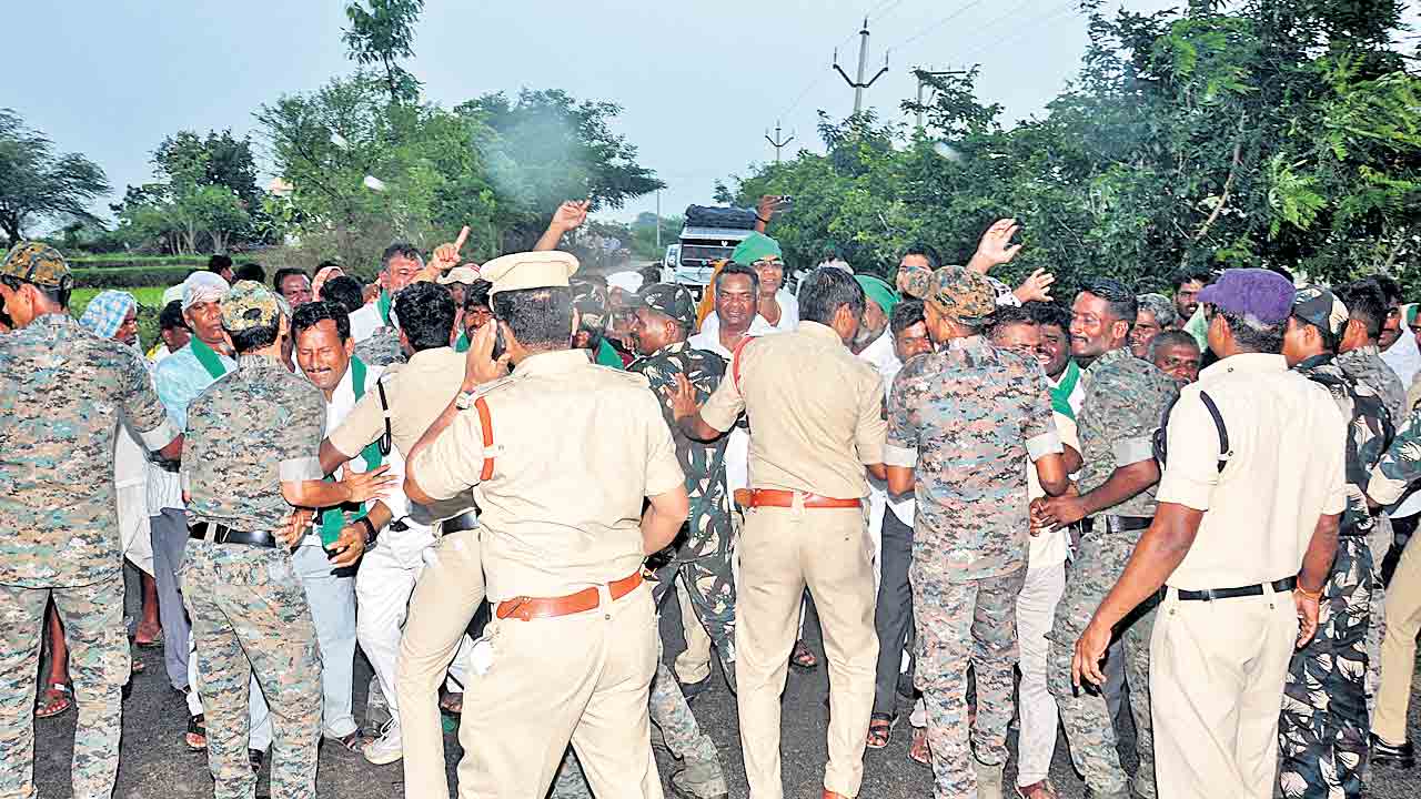 రైతుయాత్రపై పోలీసుల దౌర్జన్యం
