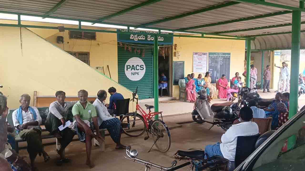 యూరియా కోసం పడిగాపులు