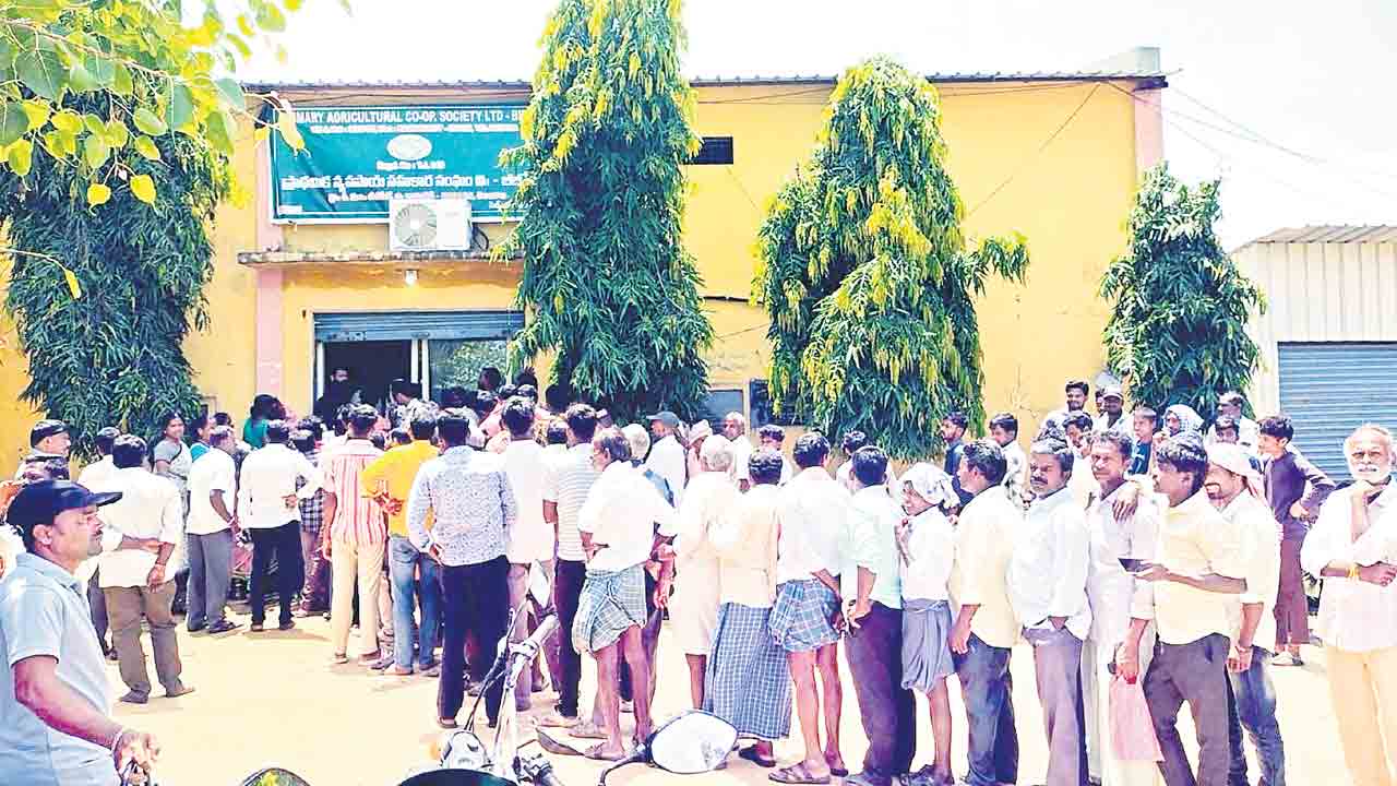 కర్షకులకు యూరియా కష్టాలు.. సీజన్ ప్రారంభం నుంచి అవస్థలే..