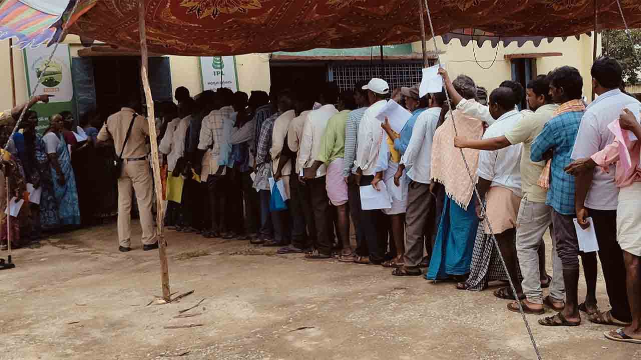 పోలీసు పహారా మధ్య యూరియా పంపిణీ