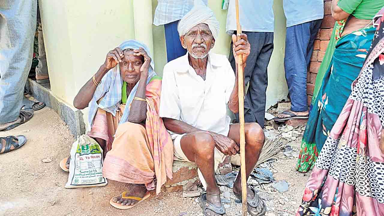 నాలుగు రోజుల సంది తిరుగుతున్నం..
