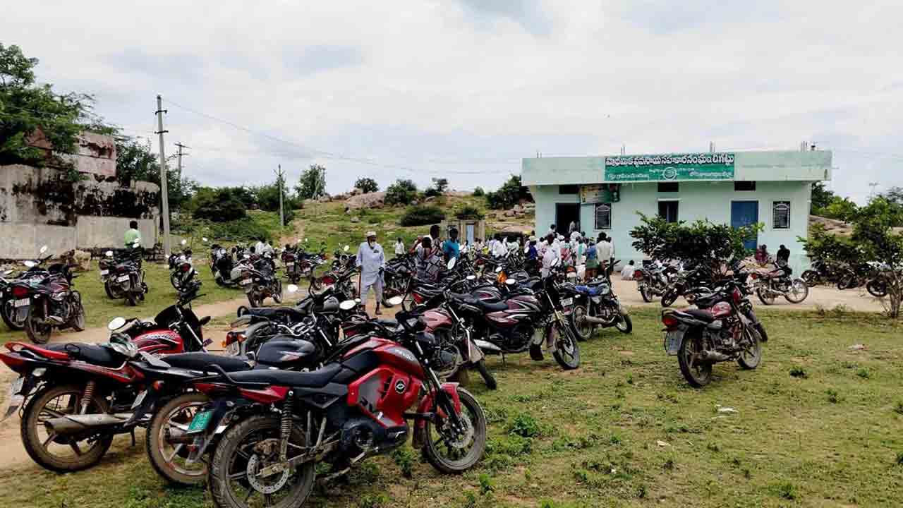 తప్పని పడిగాపులు