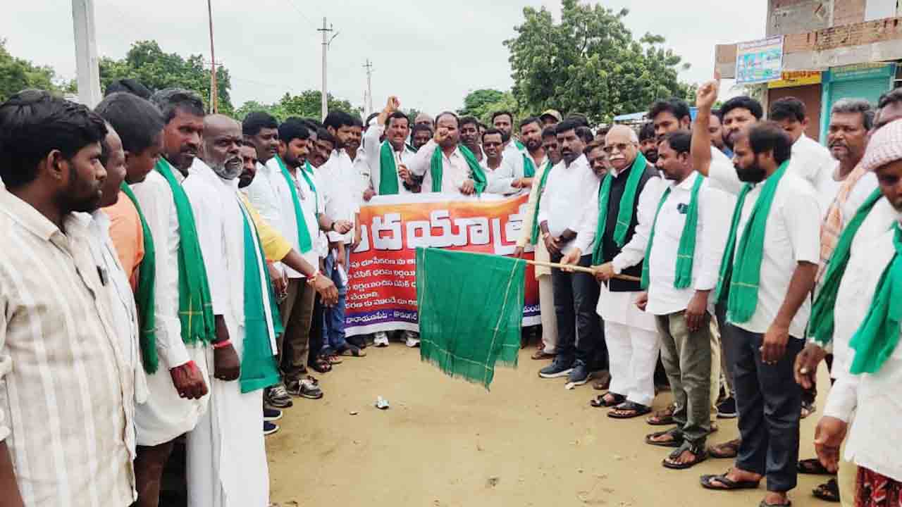 Farmers March | భూనిర్వాసితులను ఆదుకోవాలని ముఖ్యమంత్రి జిల్లాలో 16 కిలోమీటర్లు రైతుల పాదయాత్ర