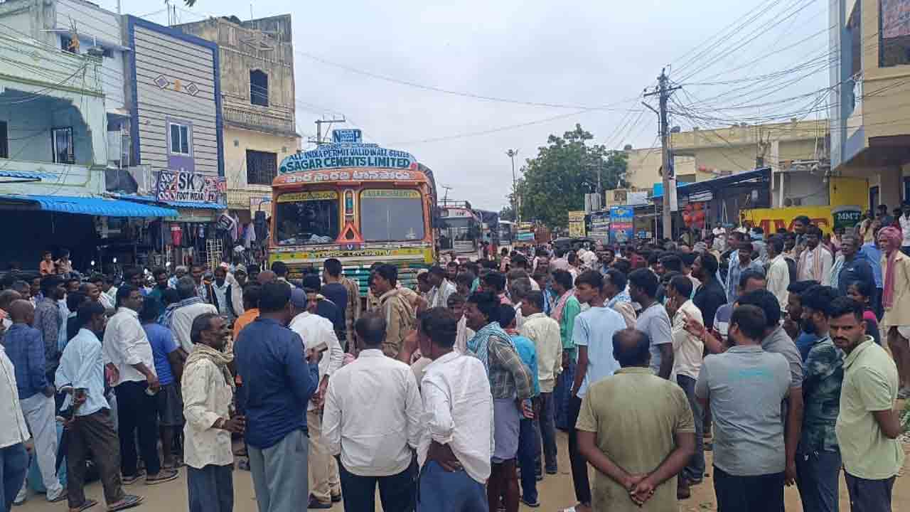 Farmers Protest | టోకెన్లు ఇచ్చినా నిర్లక్ష్యం.. రోడ్డుపై బైఠాయించి ఆరు గంటలపాటు రైతుల ధర్నా