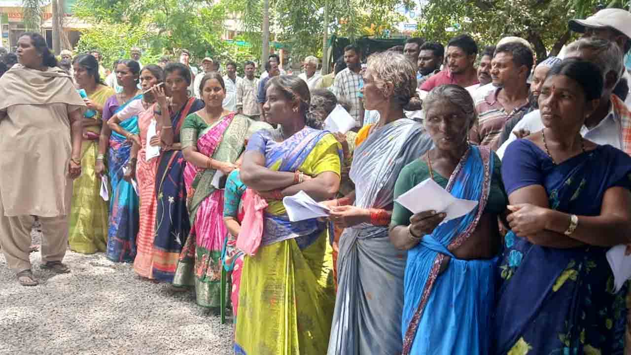 Farmers Struggle  | యూరియా కోసం కేంద్రాల వద్ద రైతన్నల పడిగాపులు