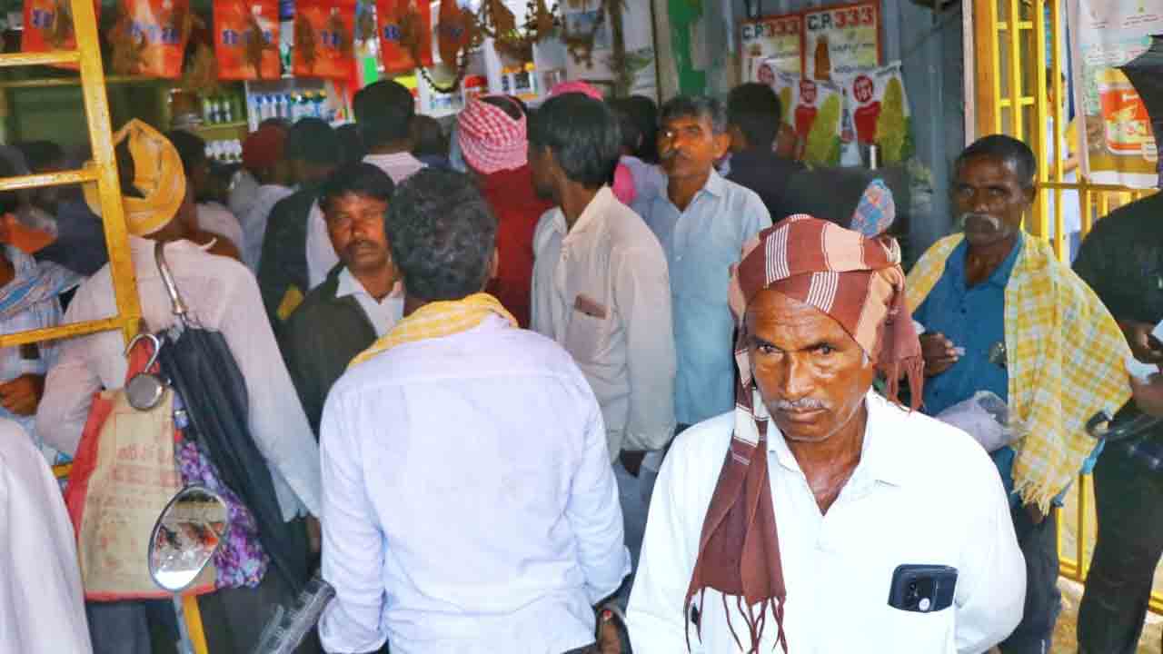 వికారాబాద్‌లో యూరియా కోసం రైతుల తిప్పలు