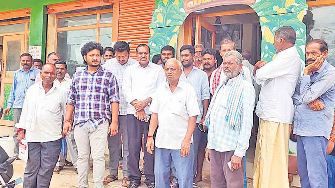 యూరియా అందుబాటులో ఉంచాలి
