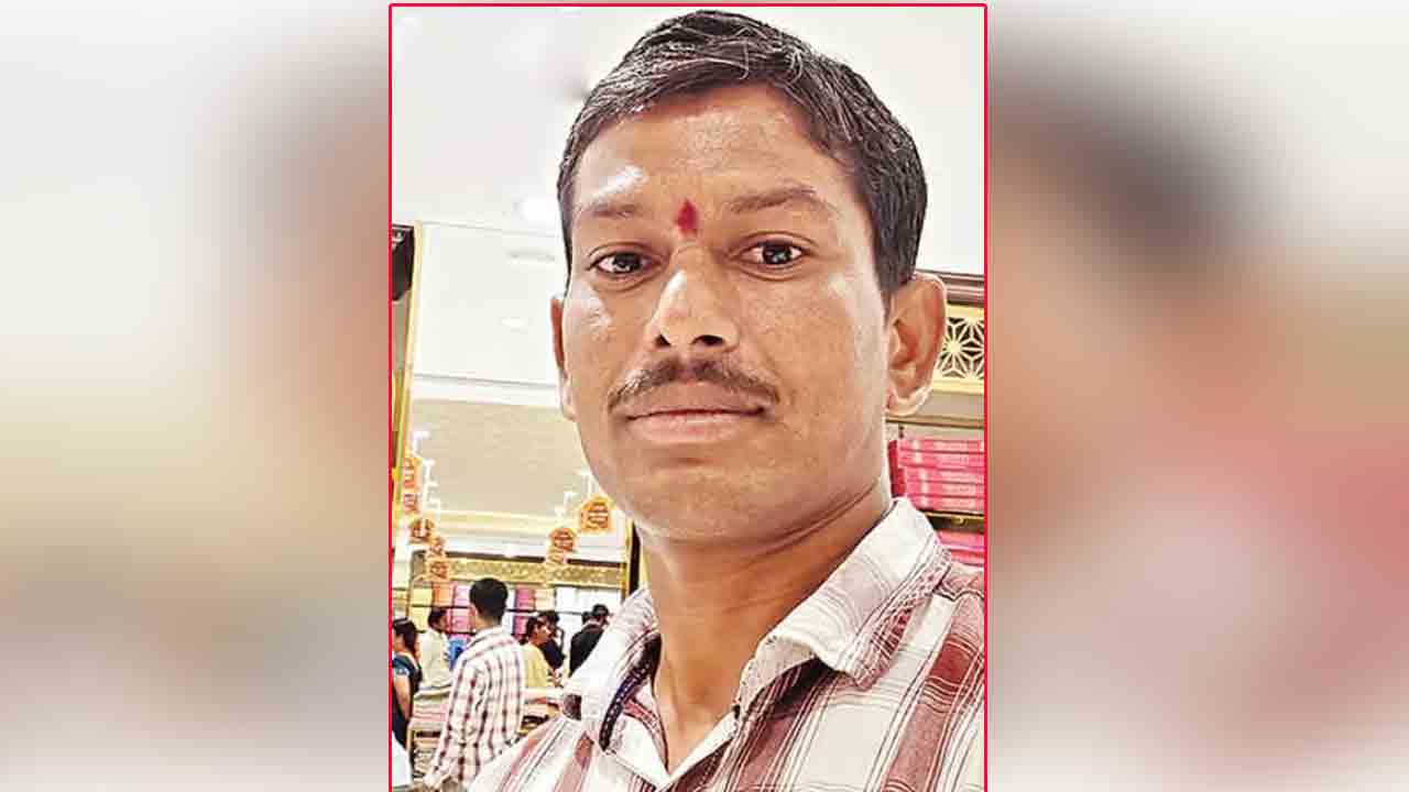 Son stabs Father |  దారుణం.. బెట్టింగ్ ఆడొద్దని చెప్పినందుకు తండ్రిని పొడిచి చంపిన 19 ఏళ్ల కుమారుడు